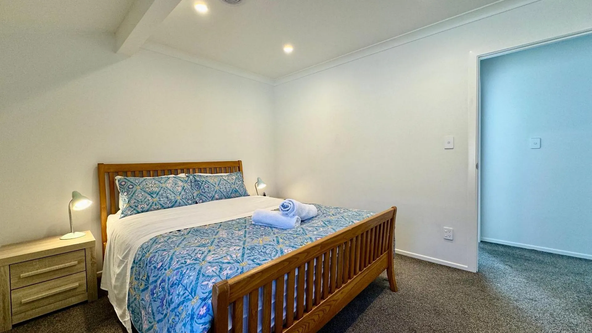 Holiday home No Party Allowed, Entire Brand New 3 Bedroom Townhouse, Free Unlimited Fibre Wifi And Free Parking Wellington