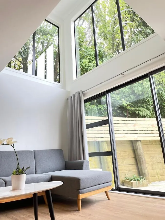 No Party Allowed, Entire Brand New 3 Bedroom Townhouse, Free Unlimited Fibre Wifi And Free Parking 웰링턴 펜션