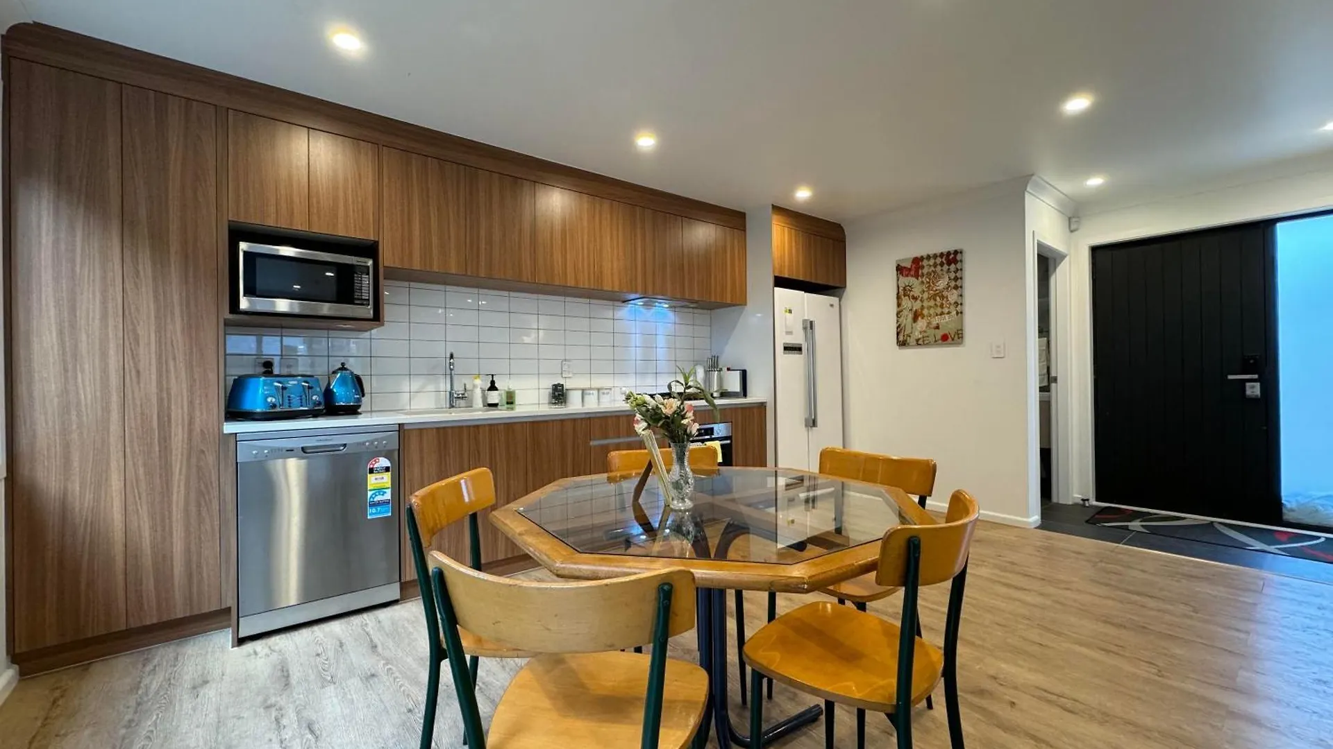 No Party Allowed, Entire Brand New 3 Bedroom Townhouse, Free Unlimited Fibre Wifi And Free Parking 웰링턴 펜션