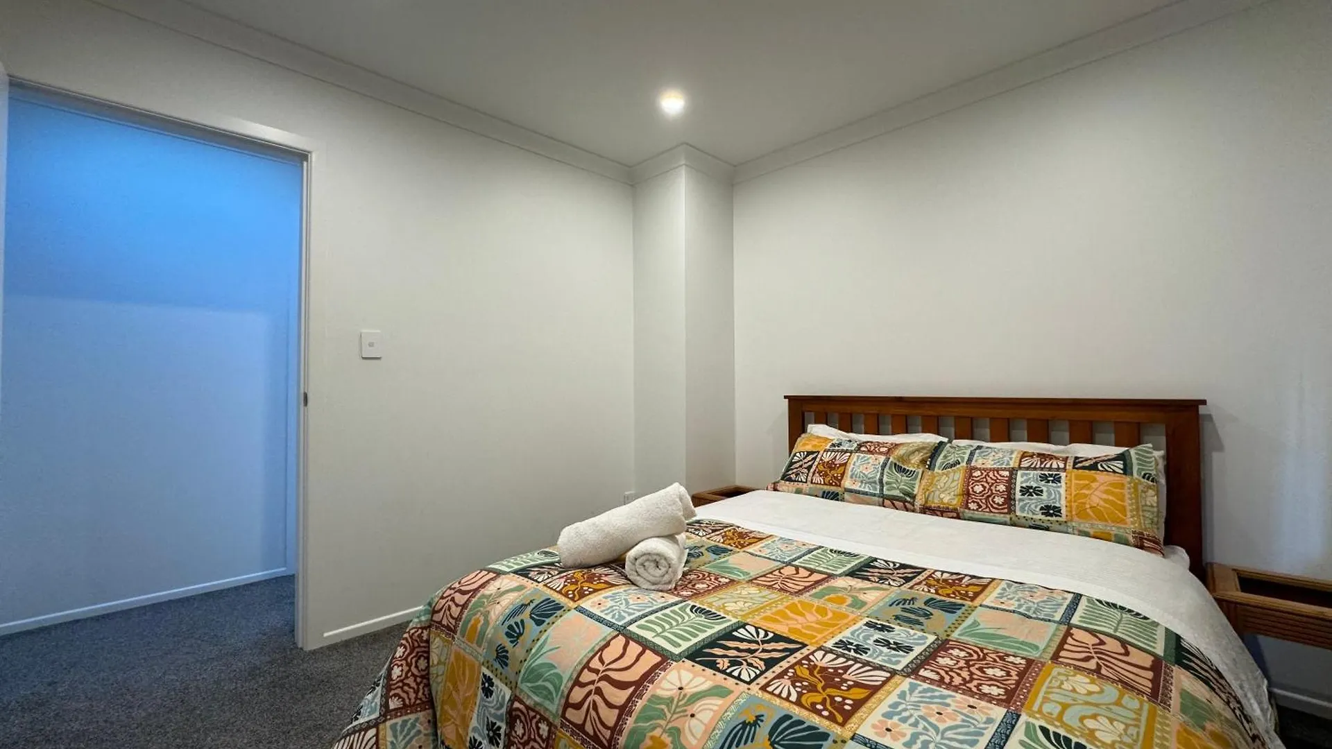 No Party Allowed, Entire Brand New 3 Bedroom Townhouse, Free Unlimited Fibre Wifi And Free Parking 웰링턴 펜션