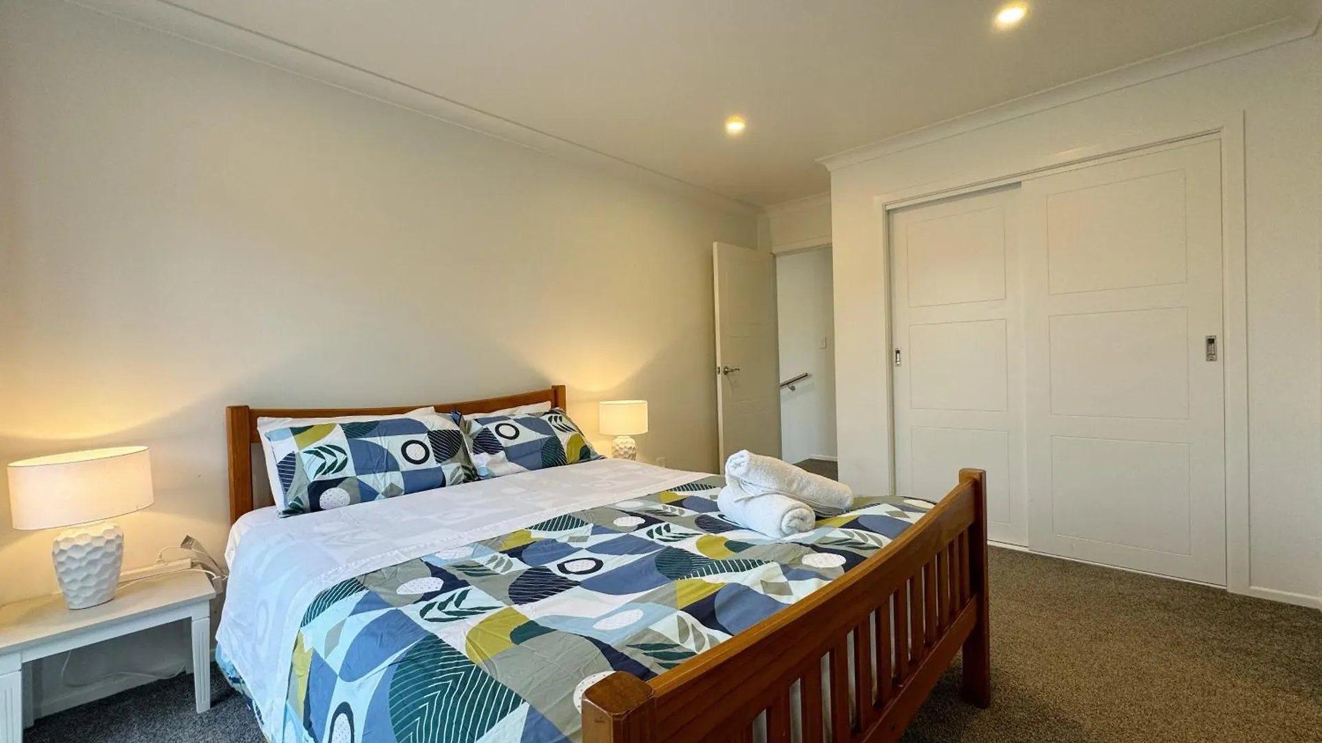 No Party Allowed, Entire Brand New 3 Bedroom Townhouse, Free Unlimited Fibre Wifi And Free Parking Wellington